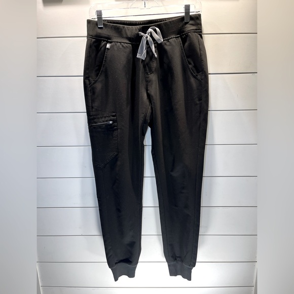 Women’s FIGS black scrub set - Picture 4 of 6